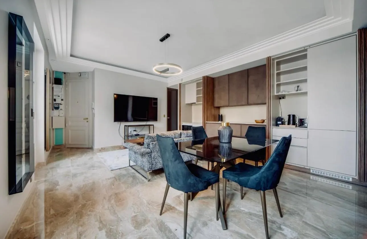 Luxueux Champs Elysees Apartment Paris France